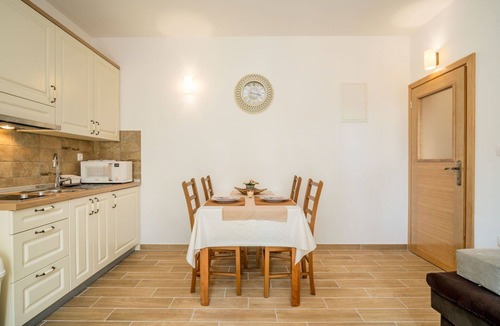 Senj Apartment | Nice apartment for 4 guests with pool, WIFI, TV, terrace and pets allowed