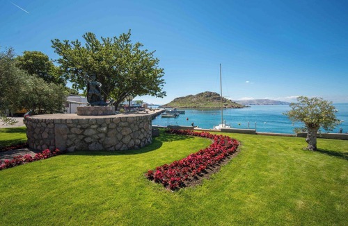 Senj Apartment | Nice apartment for 4 guests with pool, WIFI, TV, terrace and pets allowed