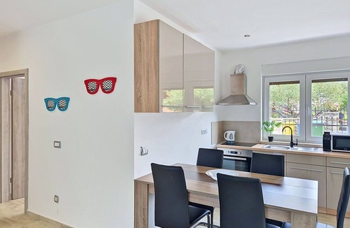 Valica Apartment | Nice apartment for 5 guests with A/C, private pool, WIFI, TV, terrace and pets allowed