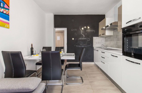 Vratarusa Apartment | Nice apartment for 5 people with A/C, WIFI, pool, TV, terrace and pets allowed
