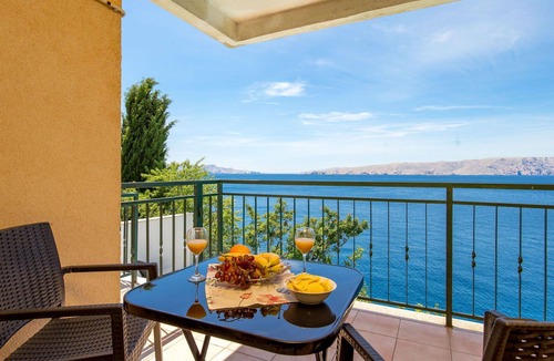Vratarusa Apartment | Nice apartment for 5 people with A/C, WIFI, pool, TV, terrace and pets allowed