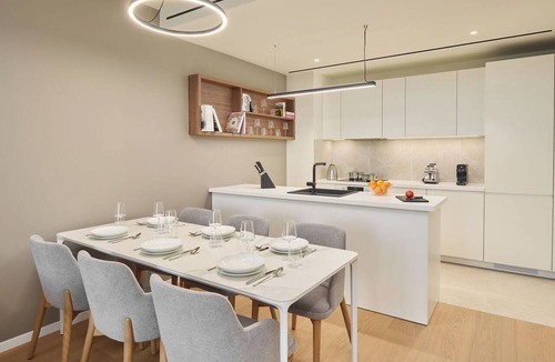 Savudrija Apartment | Nice apartment for 6 people with WIFI, hot tub, A/C, pool, TV, terrace and pets allowed
