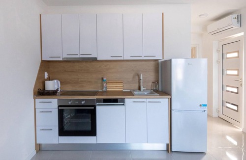 Komarna Apartment | Nice apartment in Komarna with house sea view