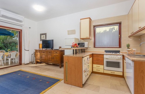 Njivice Apartment | Nice apartment in Njivice with WiFi