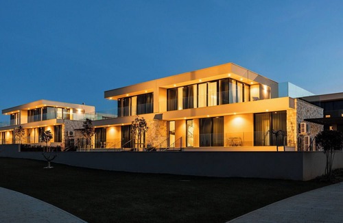 Savudrija House | Nice apartment in villa for 8 people with pool, A/C, hot tub, WIFI, TV and terrace