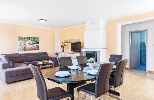 Barbariga House | Nice home in Betiga with kitchen