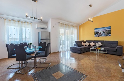 Barbariga House | Nice home in Betiga with kitchen