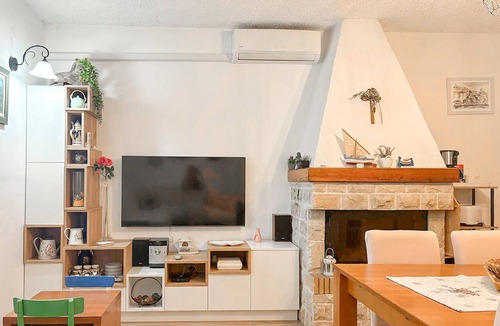 Brnjica House | Nice home in Brnjica with private swimming pool, can be inside or outside