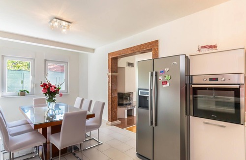 Dusina House | Nice home in Dusina with WiFi