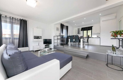 Kastelir House | Nice home in Kastelir-Labinci