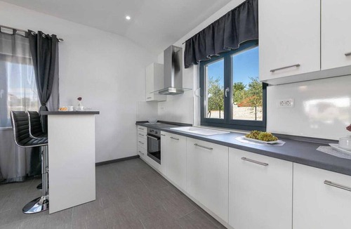 Kastelir House | Nice home in Kastelir-Labinci