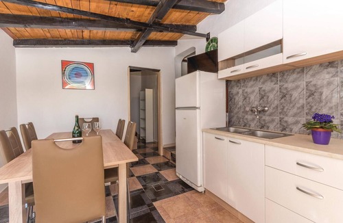 Tkon House | Nice home in Tkon with house sea view