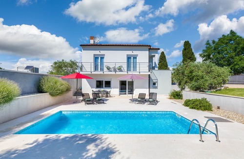 Valbandon House | Nice villa with heated swimming pool, 100m from the sea, WiFi, grill