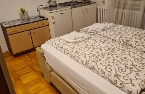 Niska Banja House | Oaza mira, soba broj 1 sa bračnim krevetom i sa dodatnim krevetom