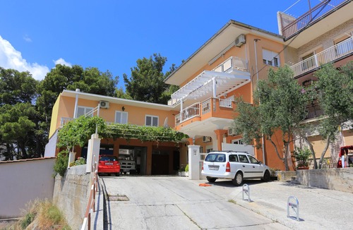 Dugi Rat Apartment | One bedroom apartment with terrace and sea view Duće, Omiš (A-18302-a)