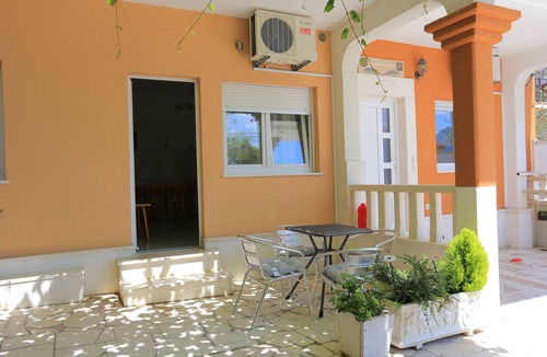 Dugi Rat Apartment | One bedroom apartment with terrace and sea view Duće, Omiš (A-18302-b)