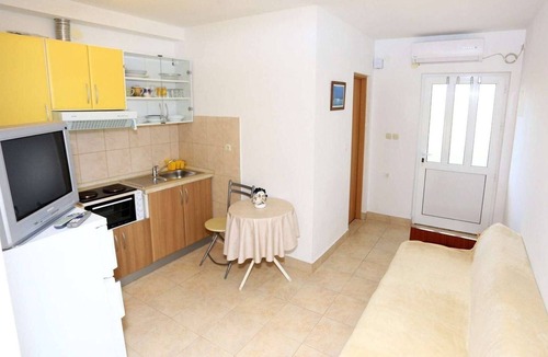 Municipality of Kali Apartment | One bedroom apartment near beach Cove Mala Lamjana, Ugljan (A-8461-e)