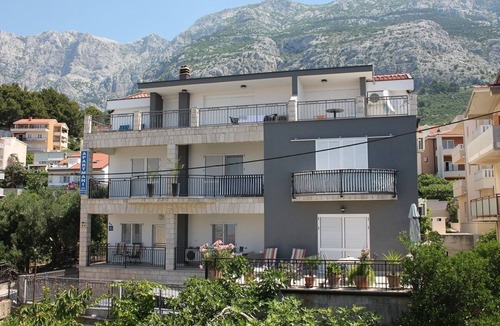Gorinka Apartment | One bedroom apartment with balcony and sea view Makarska (A-21911-b)