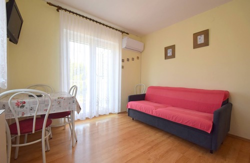 Vantacici Apartment | One bedroom apartment near beach Vantačići, Krk (A-19406-a)
