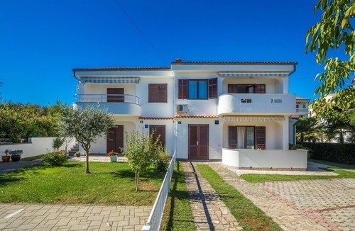 Vantacici Apartment | One bedroom apartment with terrace and sea view Vantačići, Krk (A-5313-a)