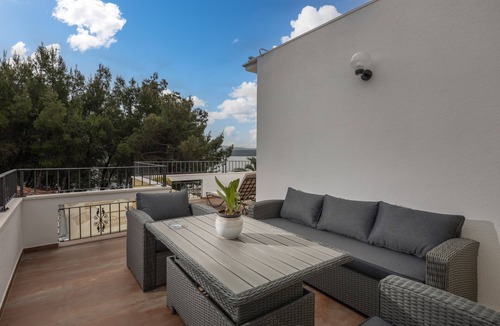 Pridraga Apartment | One bedroom apartment with terrace and sea view Pridraga - Cuskijaš, Novigrad (A-6306-b)