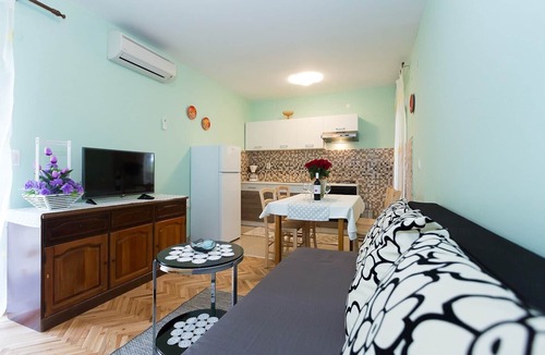 Funtana Apartment | One bedroom apartment Josef with beautiful private garden in Funtana