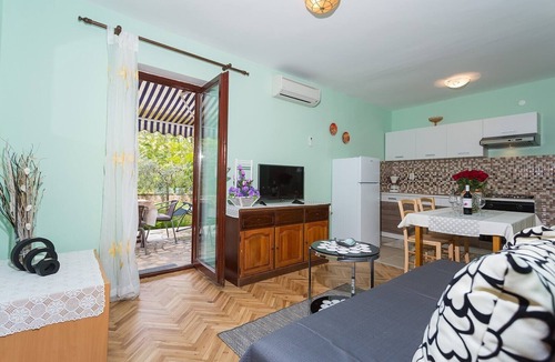 Funtana Apartment | One bedroom apartment Josef with beautiful private garden in Funtana