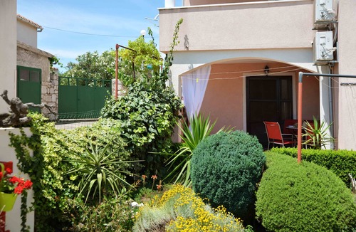Murter Apartment | One bedroom apartment near beach Betina, Murter (A-16742-c)