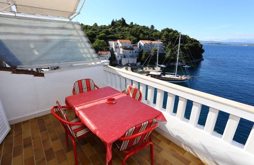 Racisce Apartment | One bedroom apartment near beach Račišće, Korčula (A-4360-a)