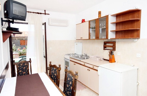 Molat Apartment | One bedroom apartment near beach Brgulje, Molat (A-6243-a)