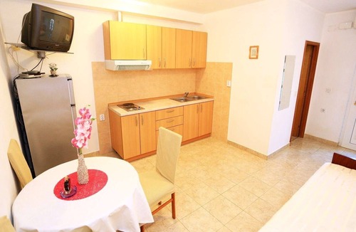 Municipality of Kali Apartment | One bedroom apartment near beach Cove Mala Lamjana, Ugljan (A-8461-b)
