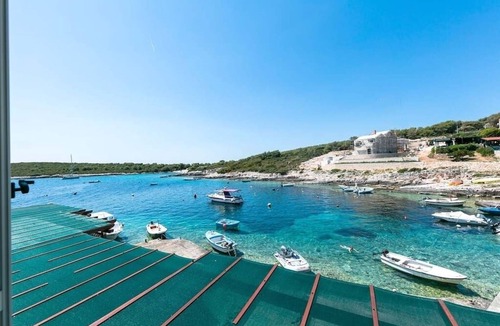 Stiniva Apartment | One bedroom apartment near beach Rukavac, Vis (A-15352-b)