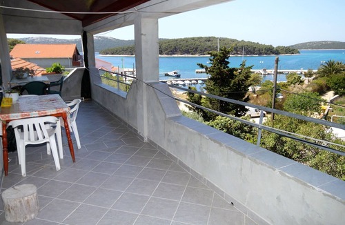 Molat Apartment | One bedroom apartment with terrace and sea view Brgulje, Molat (A-6250-b)