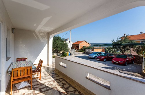 Kornic Apartment | One bedroom apartment with terrace and sea view Kornić, Krk (A-5306-b)