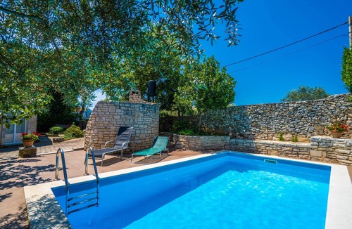 Krnica Apartment | One bedroom apartment with a swimming pool Krnica, Marčana (A-7357-c)