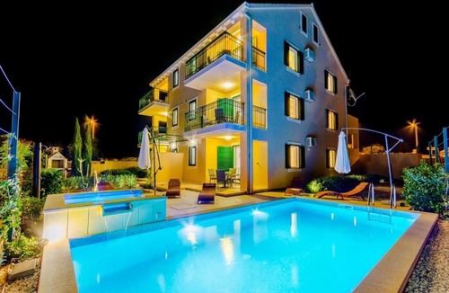 Cove Makarac (Milna) Apartment | One bedroom apartment with a swimming pool Milna, Brač (A-22122-a)
