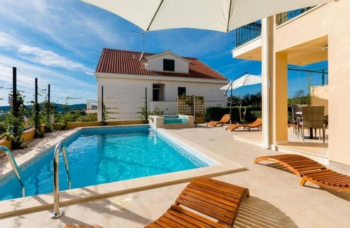 Cove Makarac (Milna) Apartment | One bedroom apartment with a swimming pool Milna, Brač (A-22122-a)