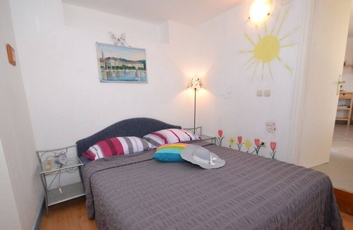 Murvica Apartment | One bedroom apartment with terrace and sea view Murvica, Brač (A-20190-a)