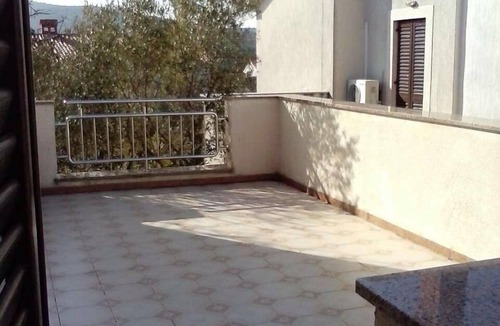 Cres Apartment | One bedroom apartment with terrace Cres (A-12609-b)