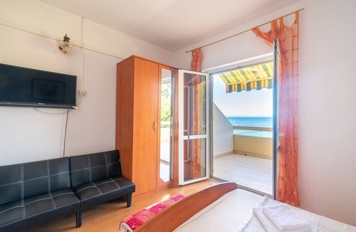 Lun Apartment | One bedroom apartment with terrace and sea view Lun, Pag (A-19358-d)