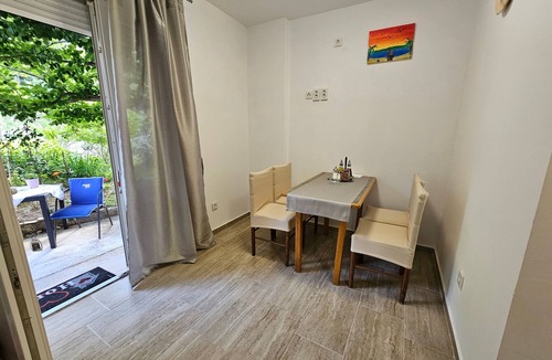 Mundanije Apartment | One bedroom apartment with terrace Mundanije, Rab (A-23315-a)