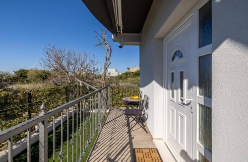 Kastel Kambelovac Apartment | One-Bedroom Apartment With Garden View