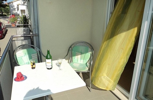 Kastel Stari Apartment | Own Private Garden+100 Mtrs To Beach, Bars & Shops