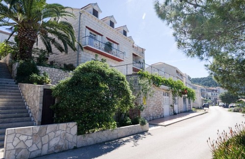 Mljet Apartment | Palma 1BR apartment with balcony and sea view
