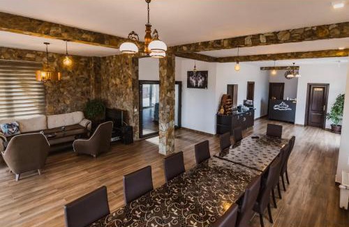 Curatele House | Pensiunea Trecatoarea Lupilor