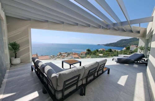 Drasnice Apartment | Penthouse villa Soll for 9 person 100m from Sea,in small place Drašnice