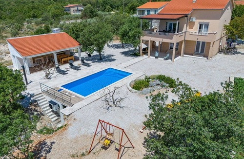 Sestanovac House | Perfect 3-bedroom house with heated pool in peaceful Šestanovac
