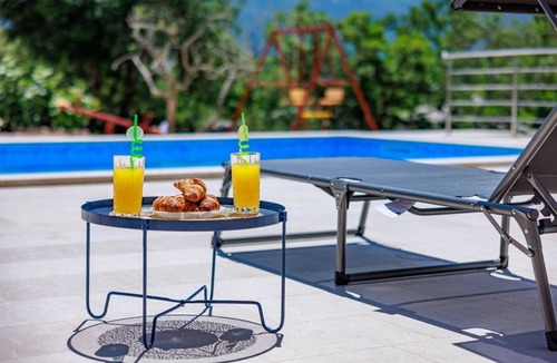 Sestanovac House | Perfect 3-bedroom house with heated pool in peaceful Šestanovac