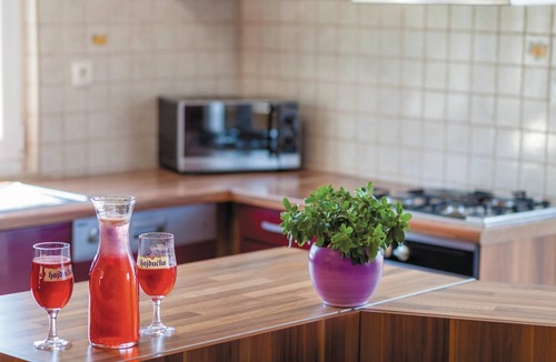 Zrnovnica Apartment | Pet friendly apartment in Zrnovnica