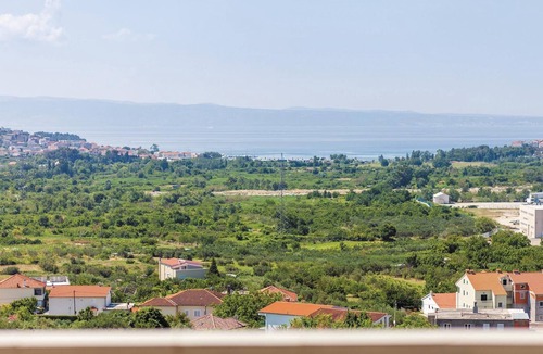 Zrnovnica Apartment | Pet friendly apartment in Zrnovnica
